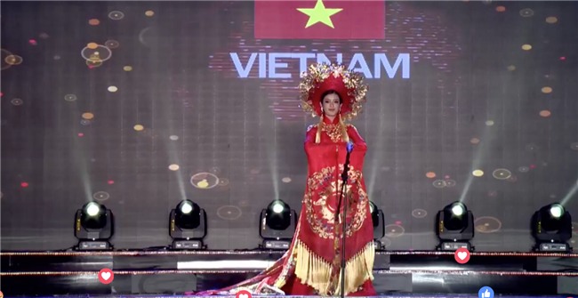 Clip: Huyền My mặc quốc phục hoành tráng, tỏa sáng trên sân khấu Miss Grand International 2017 - Ảnh 2.