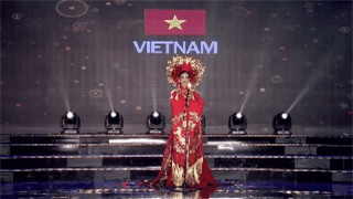 Clip: Huyền My mặc quốc phục hoành tráng, tỏa sáng trên sân khấu Miss Grand International 2017 - Ảnh 6.