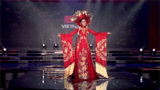 Clip: Huyền My mặc quốc phục hoành tráng, tỏa sáng trên sân khấu Miss Grand International 2017 - Ảnh 7.