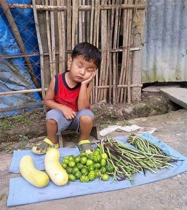 "cau be thien than" ngu gat ben sap rau cua me, ai nhin cung thuong - 1