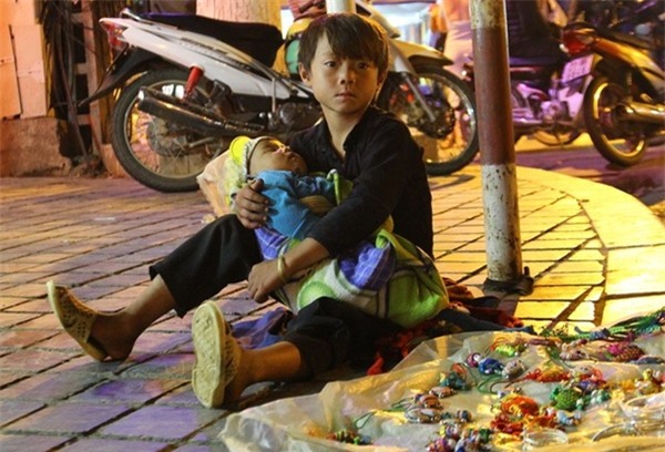 "cau be thien than" ngu gat ben sap rau cua me, ai nhin cung thuong - 3