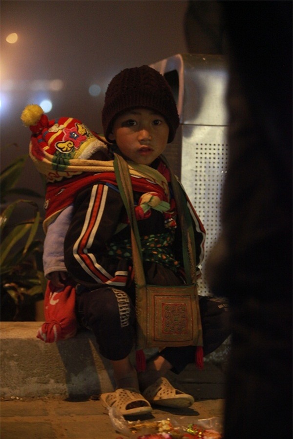 "cau be thien than" ngu gat ben sap rau cua me, ai nhin cung thuong - 4