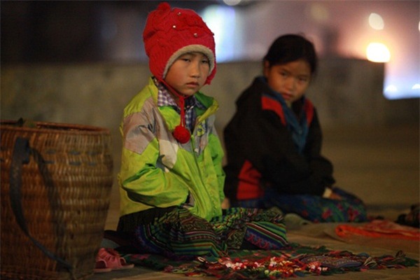 "cau be thien than" ngu gat ben sap rau cua me, ai nhin cung thuong - 5