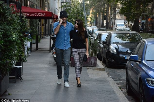 Thủ môn Buffon sành điệu, dạo bước trên phố với hôn thê xinh đẹp - Ảnh 1.