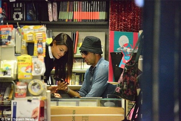 Thủ môn Buffon sành điệu, dạo bước trên phố với hôn thê xinh đẹp - Ảnh 3.