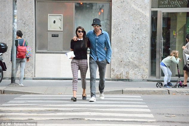 Thủ môn Buffon sành điệu, dạo bước trên phố với hôn thê xinh đẹp - Ảnh 4.