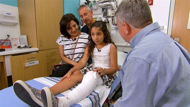 Bị cá sấu ngoạm chặt chân, trong lúc nguy cấp, bé 10 tuổi tự cứu mình theo cách thông minh - Ảnh 2.