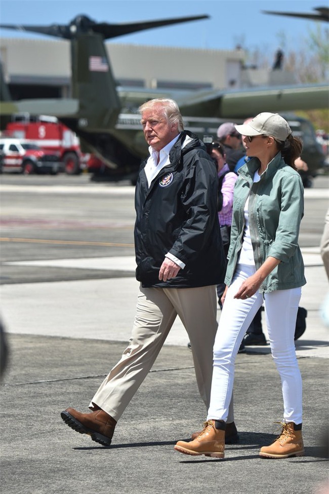 Nổi tiếng với việc dát loạt hàng hiệu lên người nhưng phu nhân Tổng thống Trump cũng có lúc diện đồ bình dân - Ảnh 1.