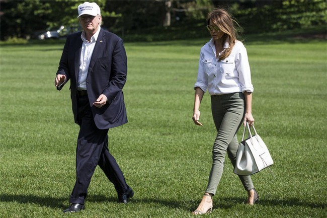 Nổi tiếng với việc dát loạt hàng hiệu lên người nhưng phu nhân Tổng thống Trump cũng có lúc diện đồ bình dân - Ảnh 11.
