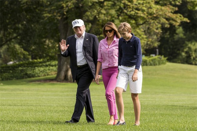 Nổi tiếng với việc dát loạt hàng hiệu lên người nhưng phu nhân Tổng thống Trump cũng có lúc diện đồ bình dân - Ảnh 3.