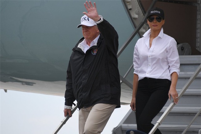 Nổi tiếng với việc dát loạt hàng hiệu lên người nhưng phu nhân Tổng thống Trump cũng có lúc diện đồ bình dân - Ảnh 5.