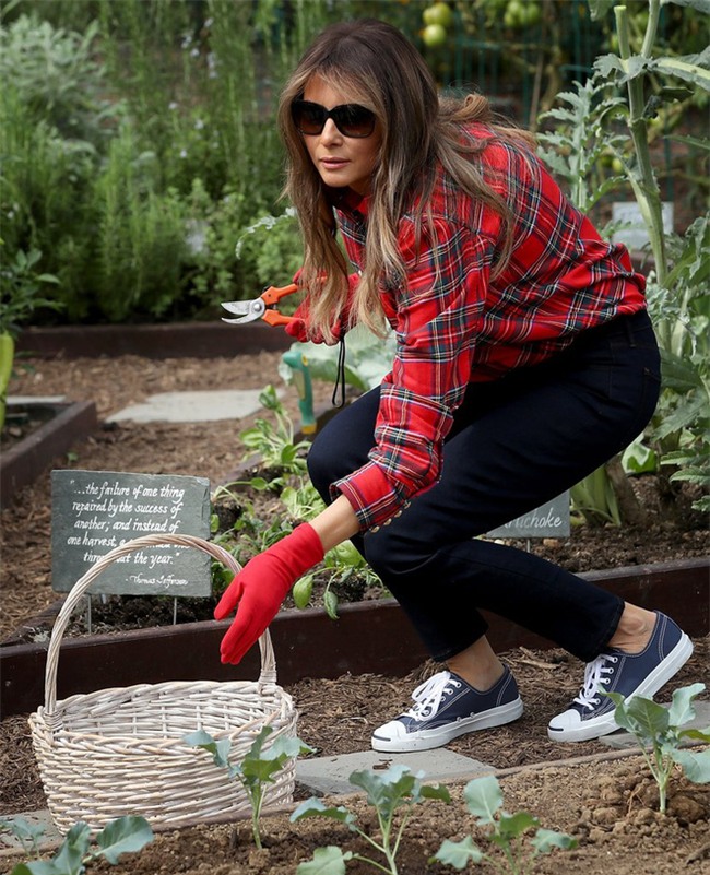 Nổi tiếng với việc dát loạt hàng hiệu lên người nhưng phu nhân Tổng thống Trump cũng có lúc diện đồ bình dân - Ảnh 7.