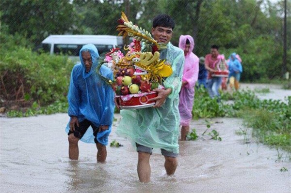 dam cuoi mua mua bao: chu re gian nan tim "1001 cach" de ruoc nang ve dinh - 10