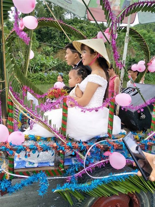 dam cuoi mua mua bao: chu re gian nan tim "1001 cach" de ruoc nang ve dinh - 12