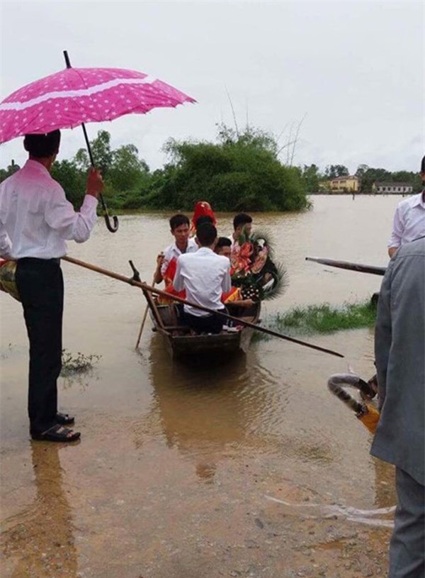 dam cuoi mua mua bao: chu re gian nan tim "1001 cach" de ruoc nang ve dinh - 3