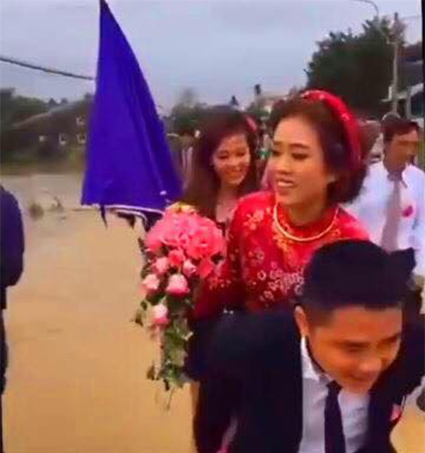 dam cuoi mua mua bao: chu re gian nan tim "1001 cach" de ruoc nang ve dinh - 7