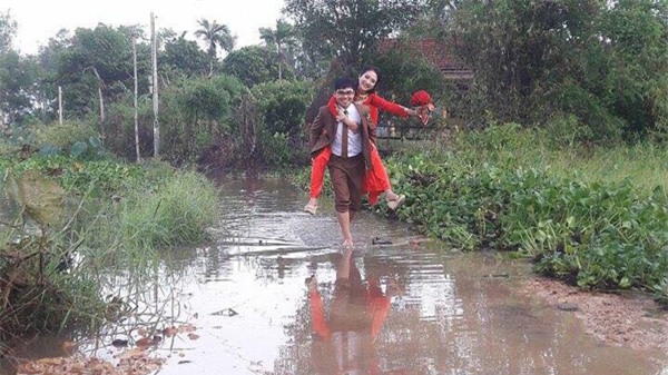 dam cuoi mua mua bao: chu re gian nan tim "1001 cach" de ruoc nang ve dinh - 9