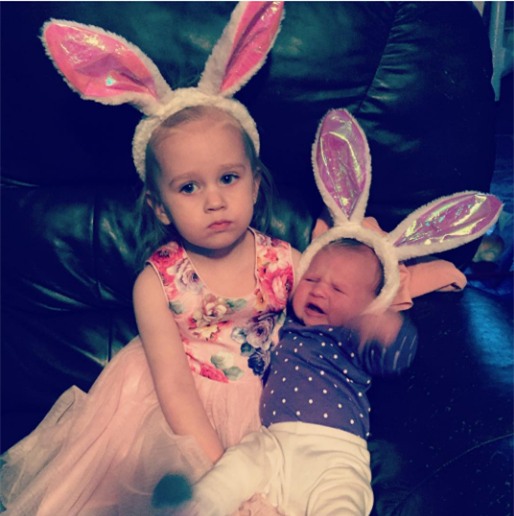 Có vẻ như cô bé này không hề thích thú với “chú thỏ phục sinh” mà bố mẹ đã dành tặng mình vào dịp lễ năm nay.