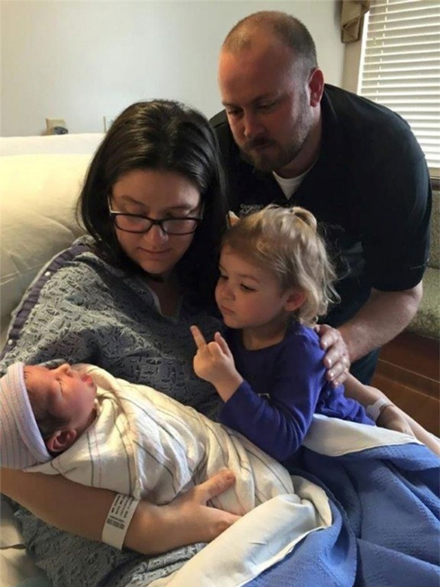 Cách chào mừng không mấy “thiện cảm” với thành viên mới trong gia đình.