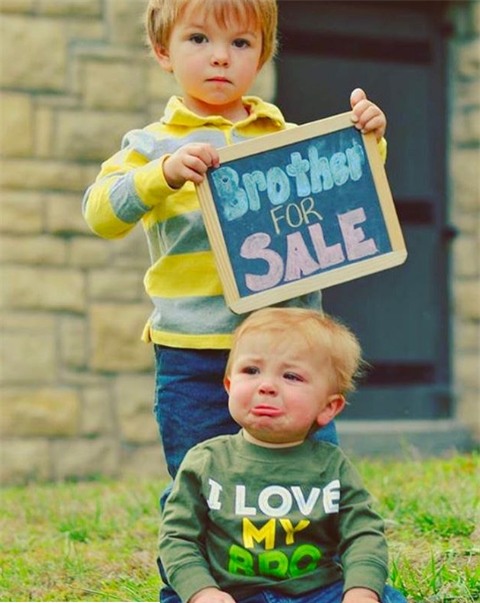 “Ai mua hộ em trai của tôi đi!”