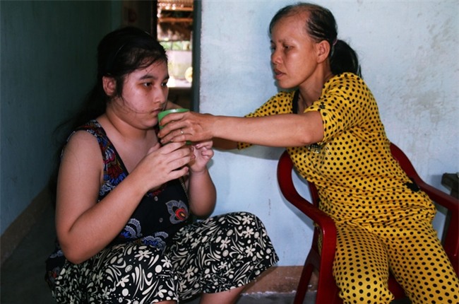 Người mẹ quét rác và 2 đứa trẻ thiểu năng suốt 10 năm ôm con gấu bông rách vì tưởng là… bố - Ảnh 10.