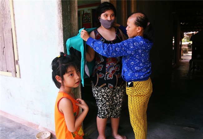 Người mẹ quét rác và 2 đứa trẻ thiểu năng suốt 10 năm ôm con gấu bông rách vì tưởng là… bố - Ảnh 12.