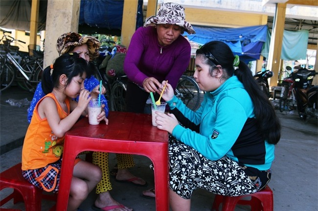 Người mẹ quét rác và 2 đứa trẻ thiểu năng suốt 10 năm ôm con gấu bông rách vì tưởng là… bố - Ảnh 15.