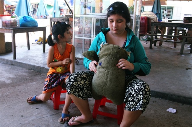 Người mẹ quét rác và 2 đứa trẻ thiểu năng suốt 10 năm ôm con gấu bông rách vì tưởng là… bố - Ảnh 3.