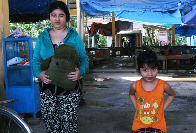 Người mẹ quét rác và 2 đứa trẻ thiểu năng suốt 10 năm ôm con gấu bông rách vì tưởng là… bố - Ảnh 6.