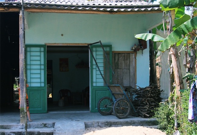Người mẹ quét rác và 2 đứa trẻ thiểu năng suốt 10 năm ôm con gấu bông rách vì tưởng là… bố - Ảnh 9.