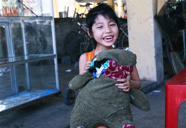 Người mẹ quét rác và 2 đứa trẻ thiểu năng suốt 10 năm ôm con gấu bông rách vì tưởng là… bố - Ảnh 16.