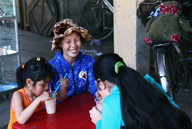 Người mẹ quét rác và 2 đứa trẻ thiểu năng suốt 10 năm ôm con gấu bông rách vì tưởng là… bố - Ảnh 17.