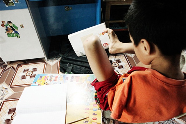 doi chan dieu ki cua cau be 7 tuoi khong tay - 4