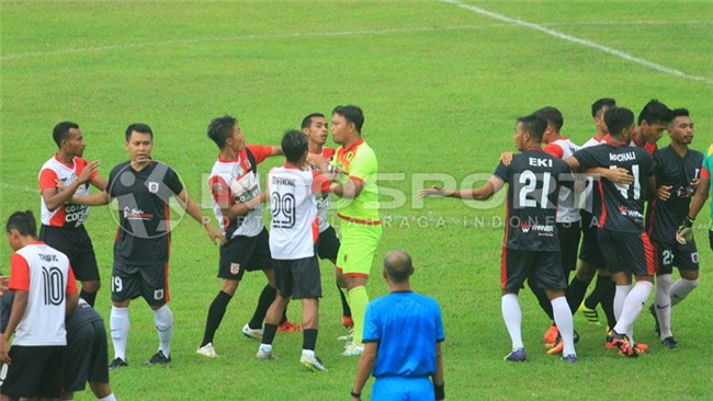 Hỗn chiến ở giải Indonesia: Cầu thủ dàn trận cởi áo đòi xử trọng tài - Ảnh 2.