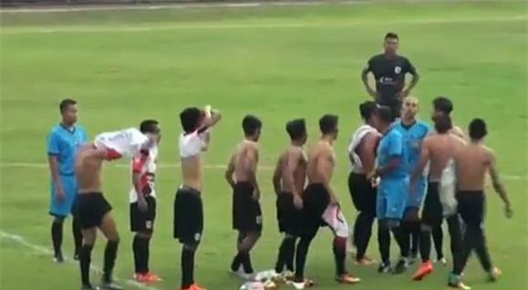 Hỗn chiến ở giải Indonesia: Cầu thủ dàn trận cởi áo đòi xử trọng tài - Ảnh 3.