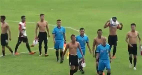 Hỗn chiến ở giải Indonesia: Cầu thủ dàn trận cởi áo đòi xử trọng tài - Ảnh 4.