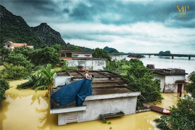 Trong mưa lũ lịch sử ở Ninh Bình, cô dâu chú rể vẫn chịu khó... leo nóc nhà để chụp ảnh cưới - Ảnh 1.