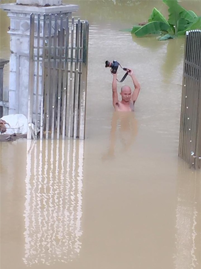 Trong mưa lũ lịch sử ở Ninh Bình, cô dâu chú rể vẫn chịu khó... leo nóc nhà để chụp ảnh cưới - Ảnh 5.