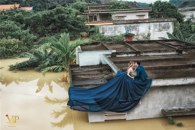 Trong mưa lũ lịch sử ở Ninh Bình, cô dâu chú rể vẫn chịu khó... leo nóc nhà để chụp ảnh cưới - Ảnh 7.