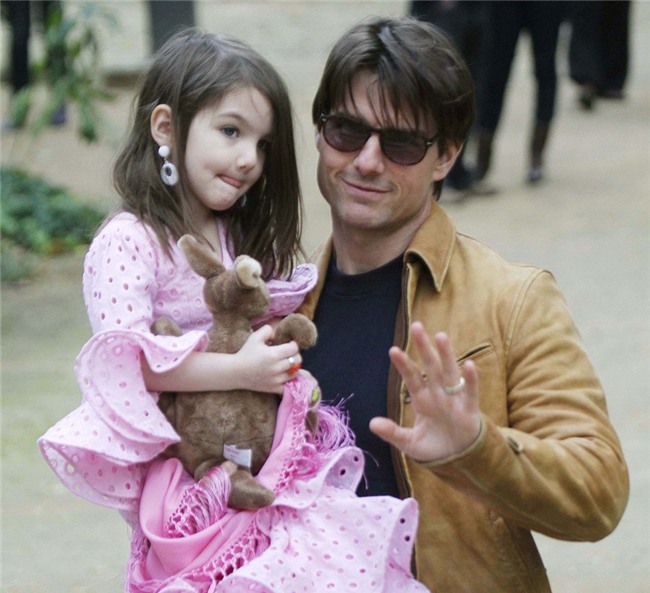 Suri Cruise đau buồn cầu xin bố Tom đến gặp bé sau 4 năm xa cách - Ảnh 1.