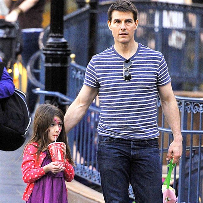 Suri Cruise đau buồn cầu xin bố Tom đến gặp bé sau 4 năm xa cách - Ảnh 2.