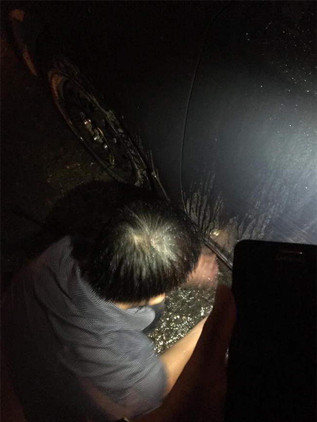Chiếc ô của người lạ trong đêm Hà Nội mưa to gây sốt mạng xã hội  - Ảnh 1.