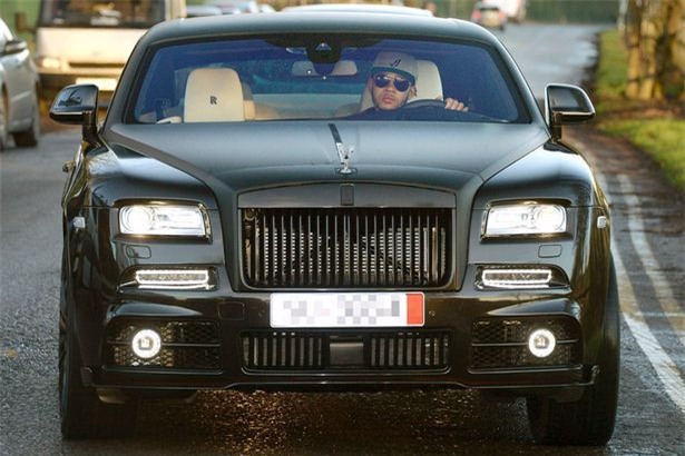 Lukaku khoe sieu xe tren duong den san tap hinh anh 2