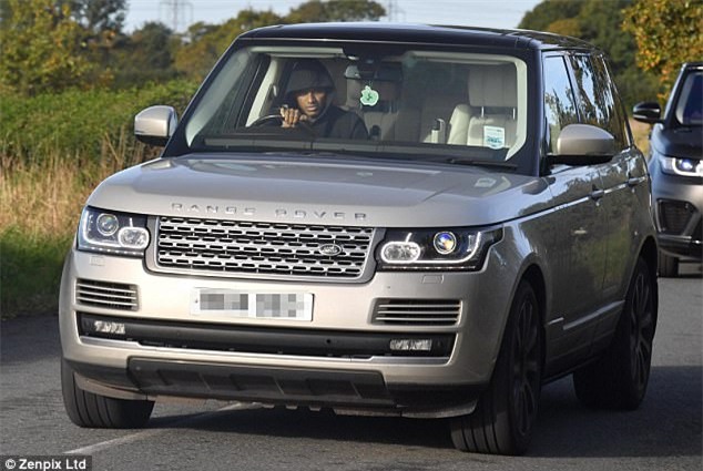 Lukaku khoe sieu xe tren duong den san tap hinh anh 4