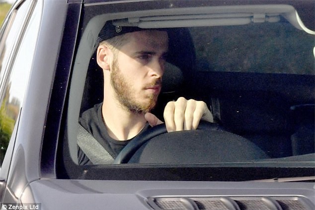 Lukaku khoe sieu xe tren duong den san tap hinh anh 5