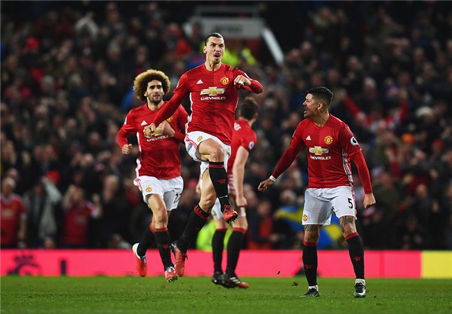 Lukaku khoe sieu xe tren duong den san tap hinh anh 9