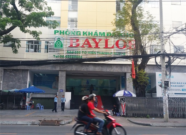 Nam sinh viên bức xúc vì đi cắt bao quy đầu nhưng bị bác sĩ nước ngoài ép phẫu thuật giá trên trời  - Ảnh 1.