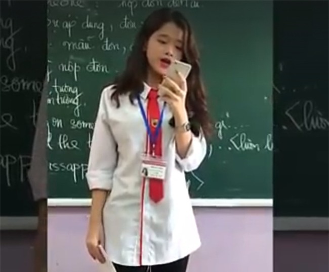 Linh Ka hát Em gái mưa, lần đầu khoe giọng thật trước lớp - Ảnh 2.