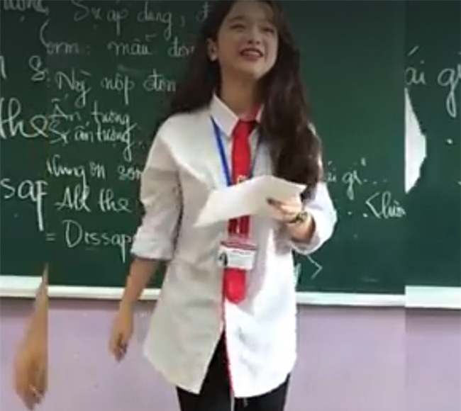 Linh Ka hát Em gái mưa, lần đầu khoe giọng thật trước lớp - Ảnh 3.