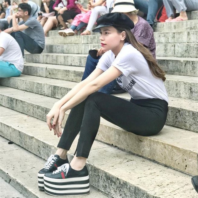 Sau đôi sneaker 20cm, Hà Hồ lại tiếp tục sắm thêm đôi sandal lóng lánh nhìn lóa hết cả mắt - Ảnh 1.
